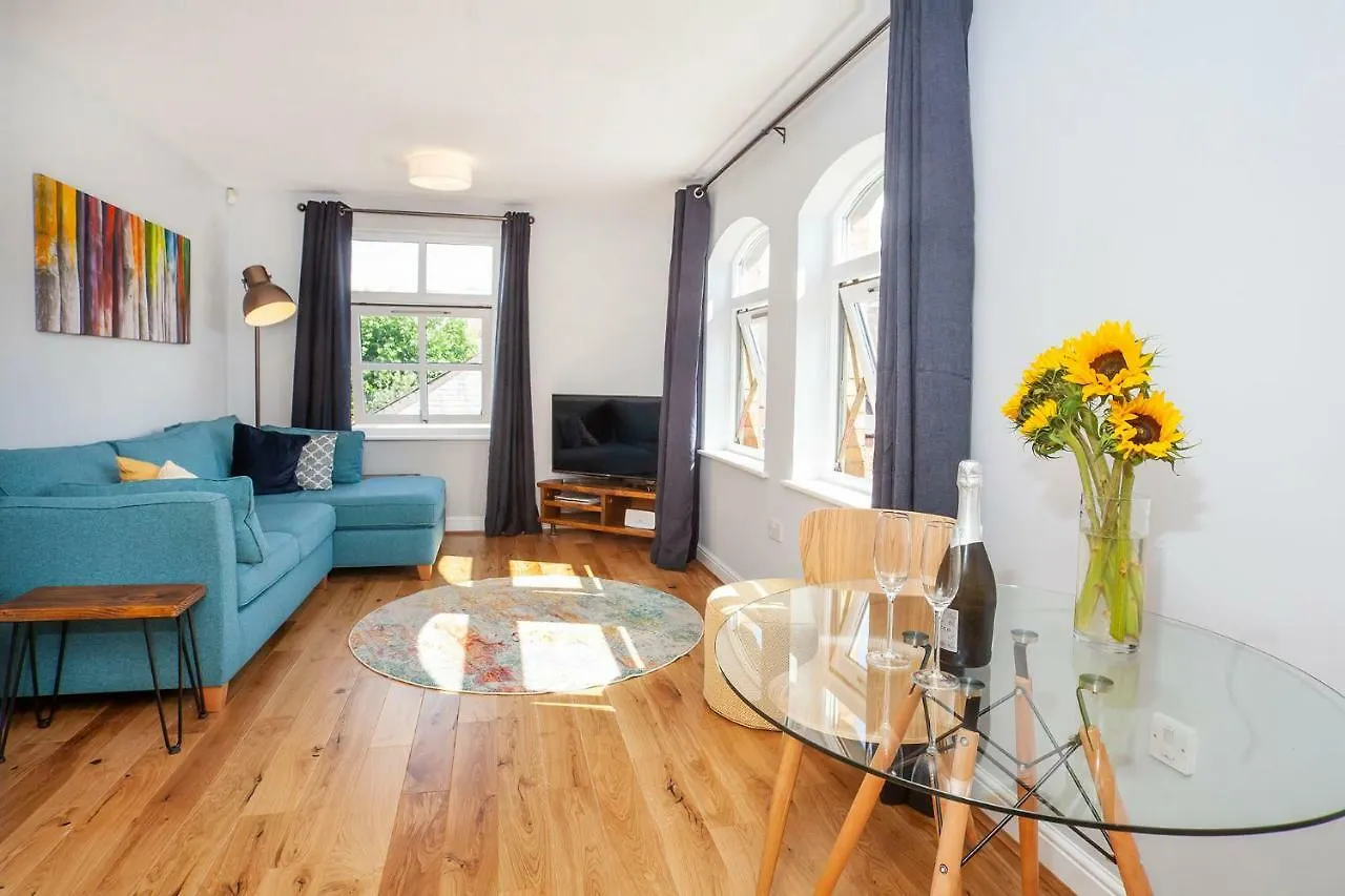 7 Gibson House - Chic City Centre Apartment With Parking York