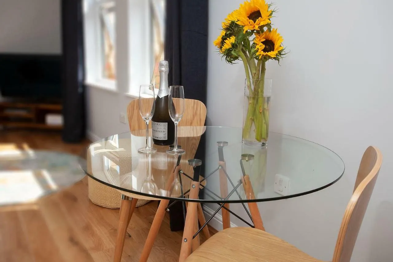 7 Gibson House - Chic City Centre Apartment With Parking York